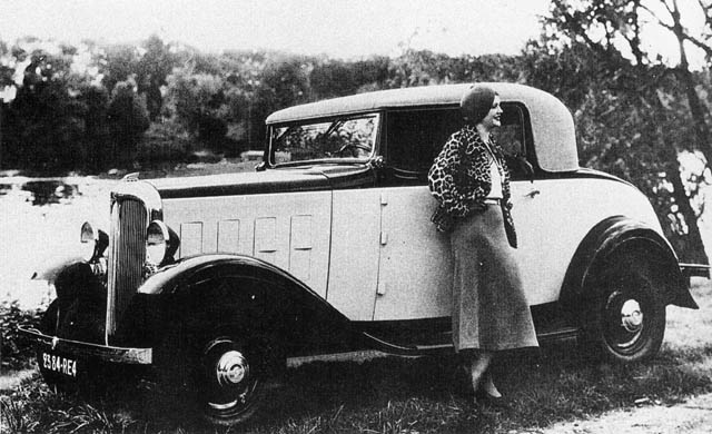 1933_Citroen_Rosalie_8CV_f3q_BW